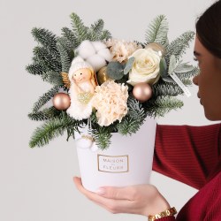 Новогодняя композиция с нобилисом и цветами